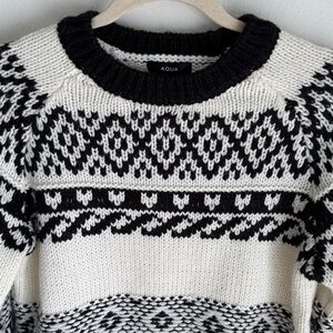 NWT! Aqua Black and White Knit Pull Over Crew Neck Sweater, Small